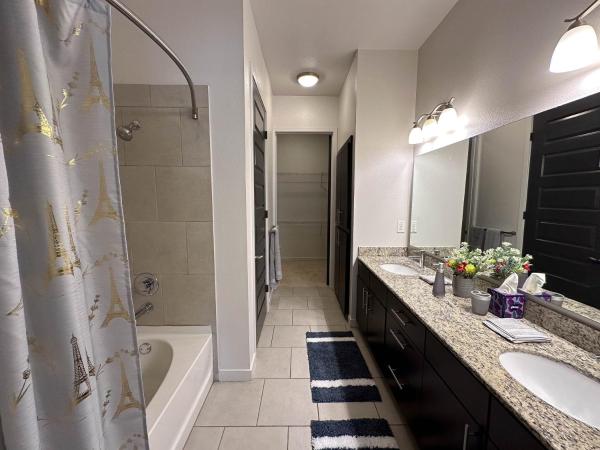 Luxury furnished & Designed 2 Bedroom Part Hotel in Woodland Hills : photo 7 de la chambre appartement 2 chambres