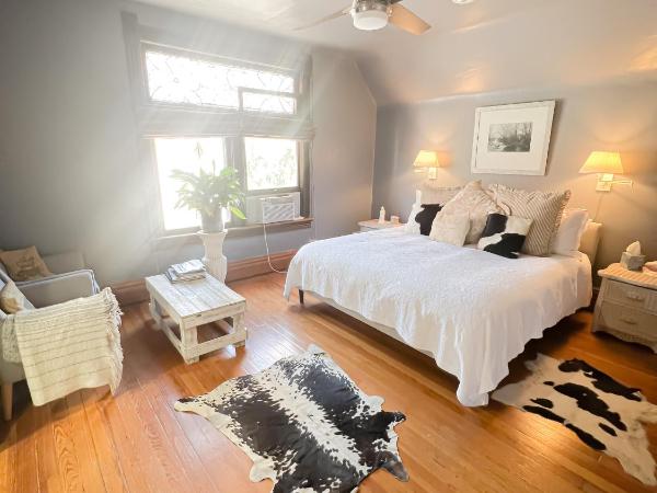 Off Broadway B & B : photo 1 de la chambre chambre double deluxe avec balcon