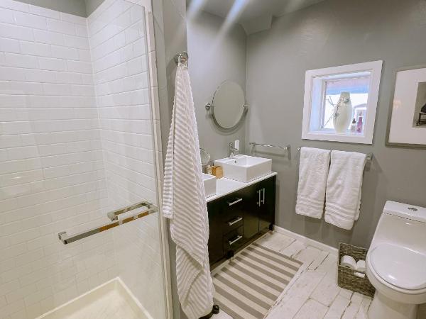 Off Broadway B & B : photo 7 de la chambre chambre double deluxe avec balcon