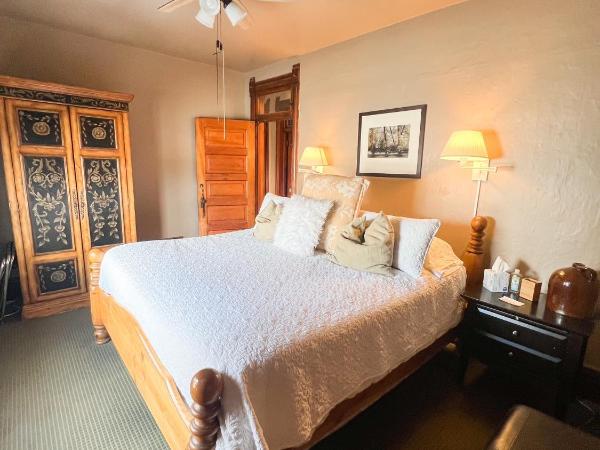 Off Broadway B & B : photo 1 de la chambre hébergement 3 - chambre double deluxe avec salle de bains privative