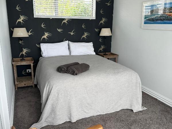 Guest Suite St Clair Beach : photo 1 de la chambre chambre double avec salle de bains privative