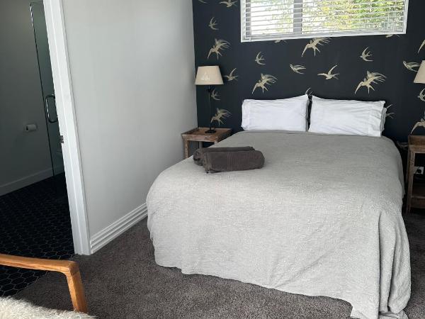 Guest Suite St Clair Beach : photo 5 de la chambre chambre double avec salle de bains privative