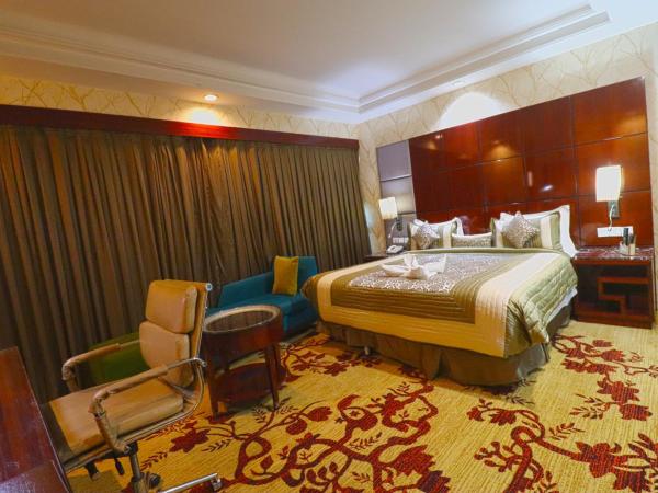 SkyCity Hotel Gurgaon : photo 1 de la chambre executive room with jacuzzi tub with 15 min head or foot massage ,2hrs conference meeting room , free night club !(subject to availability)