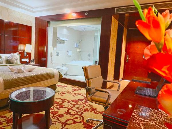 SkyCity Hotel Gurgaon : photo 3 de la chambre executive room with jacuzzi tub with 15 min head or foot massage ,2hrs conference meeting room , free night club !(subject to availability)
