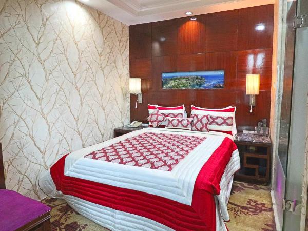 SkyCity Hotel Gurgaon : photo 2 de la chambre deluxe room with jacuzzi tub with 15 min head or foot massage ,2hrs conference meeting room , free night club !(subject to availability)