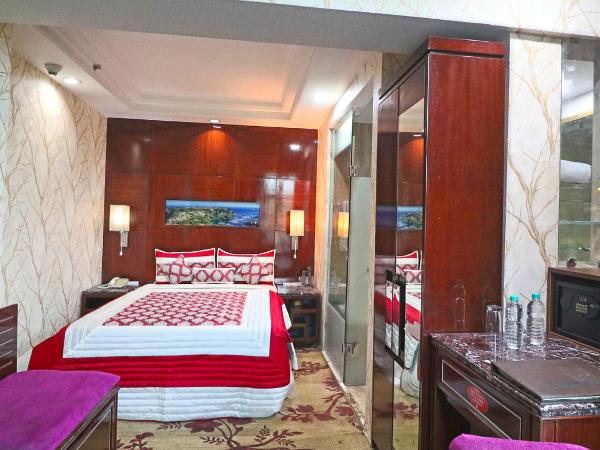 SkyCity Hotel Gurgaon : photo 3 de la chambre deluxe room with jacuzzi tub with 15 min head or foot massage ,2hrs conference meeting room , free night club !(subject to availability)