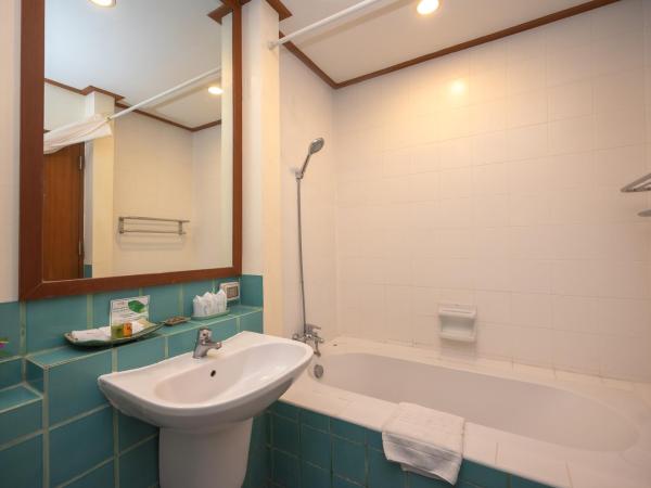 Comsaed River Kwai Resort : photo 4 de la chambre chambre lits jumeaux de luxe - vue sur jardin