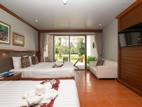 Comsaed River Kwai Resort SHA : photo 1 de la chambre river view deluxe triple room