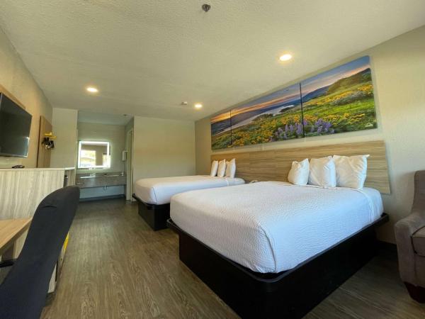 Days Inn by Wyndham Seaworld Lackland AFB : photo 1 de la chambre chambre 2 lits queen-size - non-fumeurs
