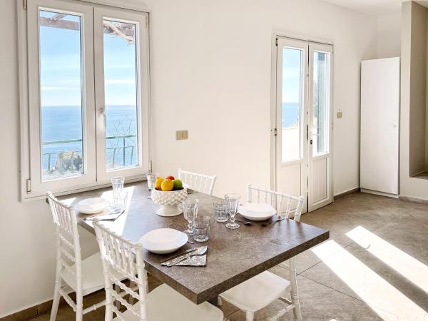 Residence Terra Rossa Taormina : photo 5 de la chambre appartement 2 chambres avec terrasse et vue sur la mer (5 adultes)