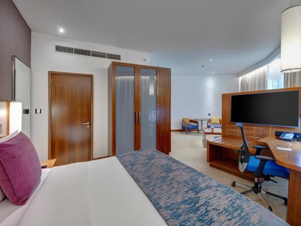 Crowne Plaza Muscat OCEC, an IHG Hotel : photo 1 de la chambre suite junior - vue sur ville 