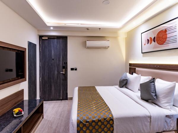 Regenta Inn Gurugram : photo 1 de la chambre chambre lit queen-size avec balcon
