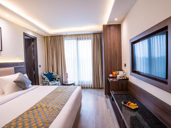 Regenta Inn Gurugram : photo 2 de la chambre chambre lit queen-size avec balcon