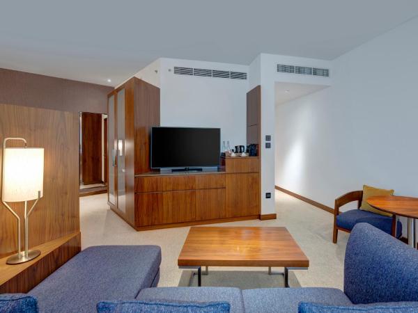 Crowne Plaza Muscat OCEC, an IHG Hotel : photo 2 de la chambre suite junior lit king-size - vue sur piscine