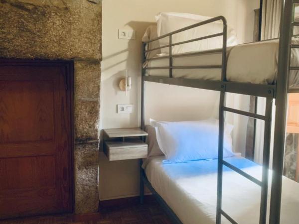 Hostal As Margaritas : photo 1 de la chambre chambre quadruple avec salle de bains privative