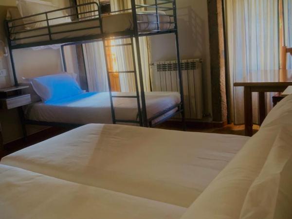 Hostal As Margaritas : photo 2 de la chambre chambre quadruple avec salle de bains privative