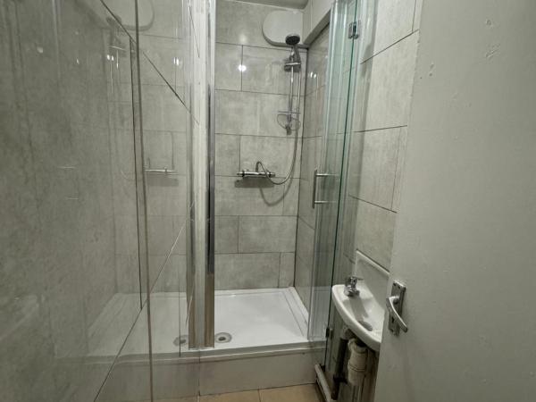 Hatton Homes - Tottenham Hotspurs Stadium : photo 6 de la chambre chambre quadruple avec salle de bains commune