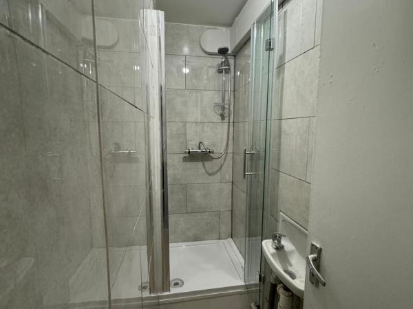 Hatton Homes - Tottenham Hotspurs Stadium : photo 7 de la chambre chambre quadruple avec salle de bains commune