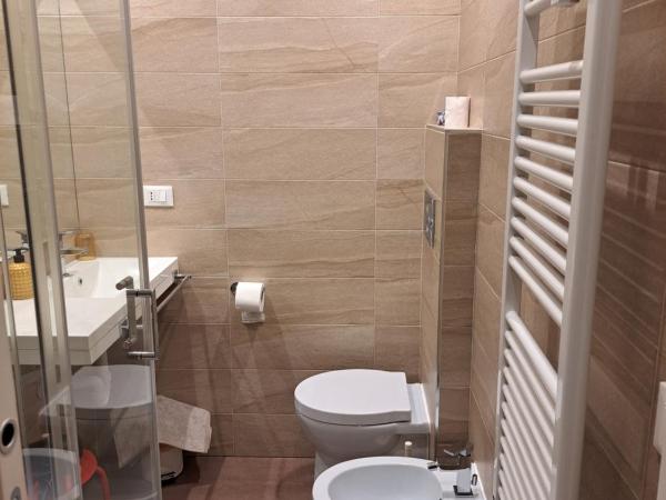 Loca : photo 9 de la chambre chambre double ou lits jumeaux avec salle de bains privative