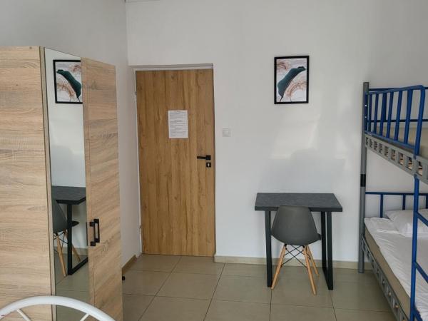 Rooms4Rest Popularna - Private rooms for tourists - ATR Consulting Sp, z o,o, : photo 10 de la chambre chambre familiale avec salle de bains commune