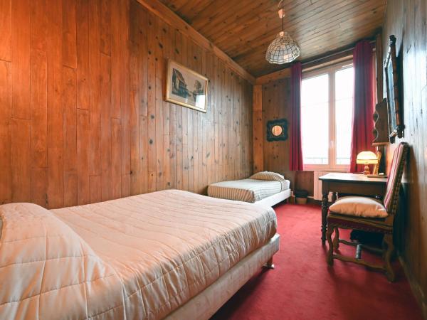 Hotel Esmeralda : photo 3 de la chambre chambre triple - vue sur notre-dame