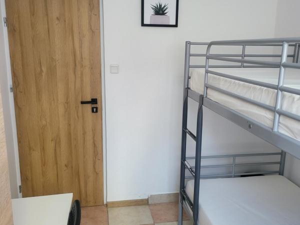 Rooms4Rest Popularna - Private rooms for tourists - ATR Consulting Sp, z o,o, : photo 9 de la chambre chambre lits jumeaux standard avec salle de bains commune