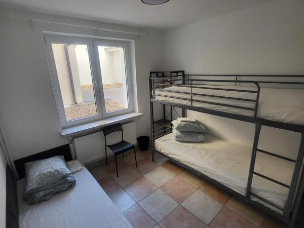 Rooms4Rest Popularna - Private rooms for tourists - ATR Consulting Sp, z o,o, : photo 8 de la chambre chambre triple avec salle de bains commune
