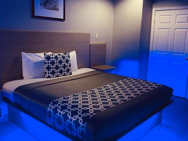 Island Suites Hobby Airport : photo 4 de la chambre suite lit king-size avec jacuzzi