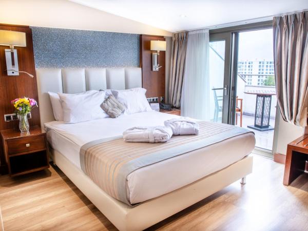 Grand Aras Hotel & Suites : photo 2 de la chambre chambre lit queen-size avec balcon