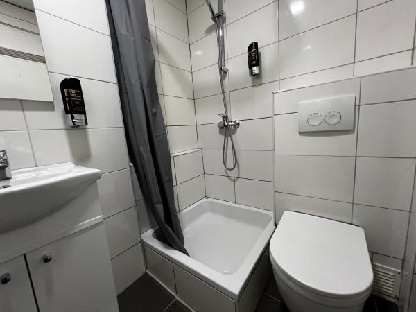 Budget Trianon Hotel : photo 2 de la chambre chambre quadruple classique