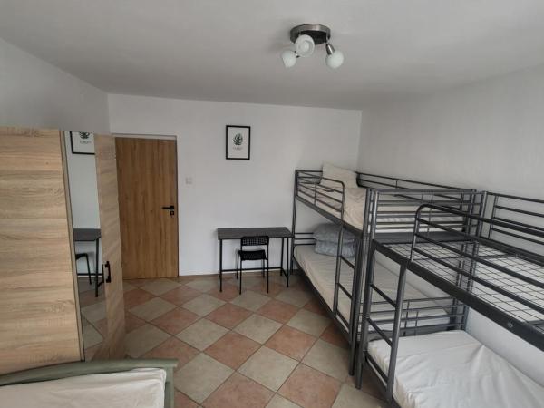 Rooms4Rest Popularna - Private rooms for tourists - ATR Consulting Sp, z o,o, : photo 8 de la chambre chambre familiale avec salle de bains commune