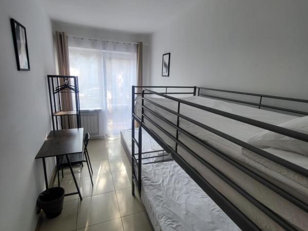 Rooms4Rest Popularna - Private rooms for tourists - ATR Consulting Sp, z o,o, : photo 9 de la chambre chambre triple avec salle de bains commune