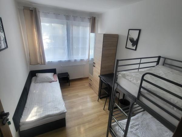 Rooms4Rest Popularna - Private rooms for tourists - ATR Consulting Sp, z o,o, : photo 8 de la chambre chambre triple avec salle de bains commune