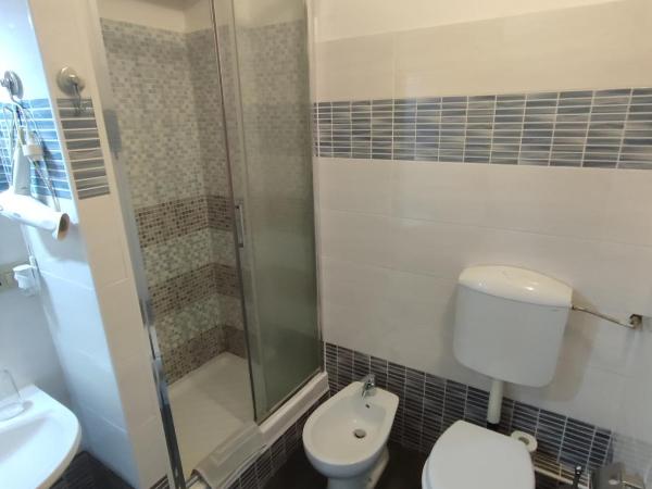 Albergo Locanda Alambra : photo 6 de la chambre chambre double avec lit d'appoint