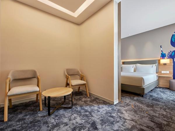 Holiday Inn Express Bengaluru Bommasandra, an IHG Hotel : photo 5 de la chambre suite lit queen-size avec canapé-lit