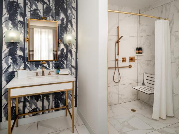 Cadillac Hotel & Beach Club, Autograph Collection : photo 3 de la chambre chambre lit queen-size avec 2 lits queen-size et douche accessible en fauteuil roulant - accessible aux personnes à mobilité réduite et adaptée aux personnes malentendantes