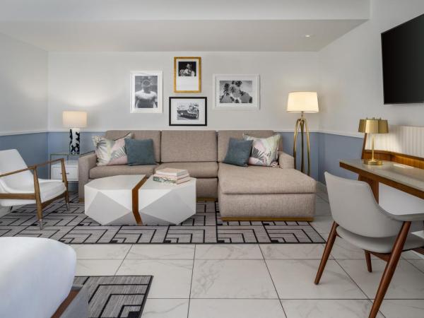 Cadillac Hotel & Beach Club, Autograph Collection : photo 3 de la chambre suite lit king-size 1 chambre avec canapé-lit et balcon