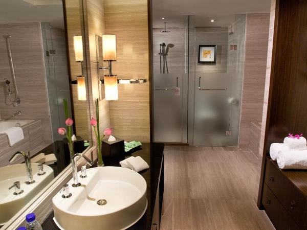 Courtyard By Marriott Shanghai Xujiahui : photo 1 de la chambre suite lit king-size exécutive avec accès au salon exécutif - vue sur ville