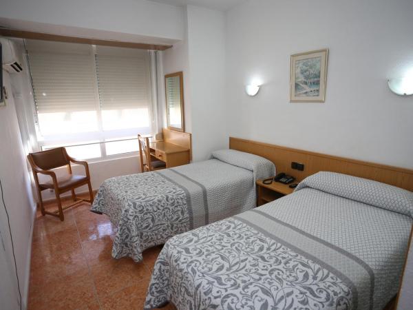 Hotel Cervantes : photo 1 de la chambre chambre double ou lits jumeaux