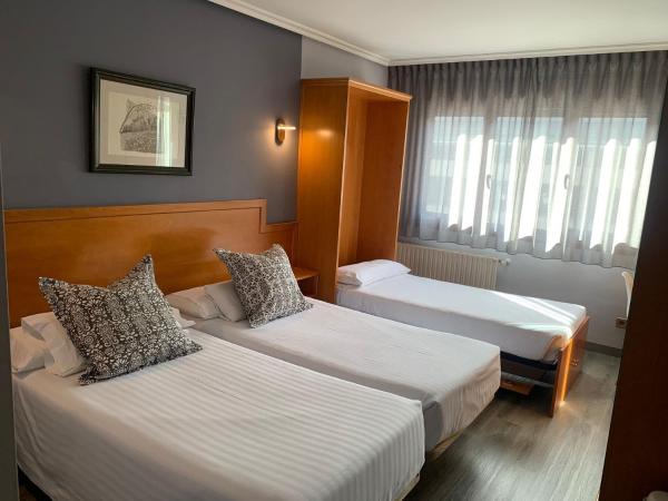 Hotel Carbayon : photo 6 de la chambre chambre triple basique