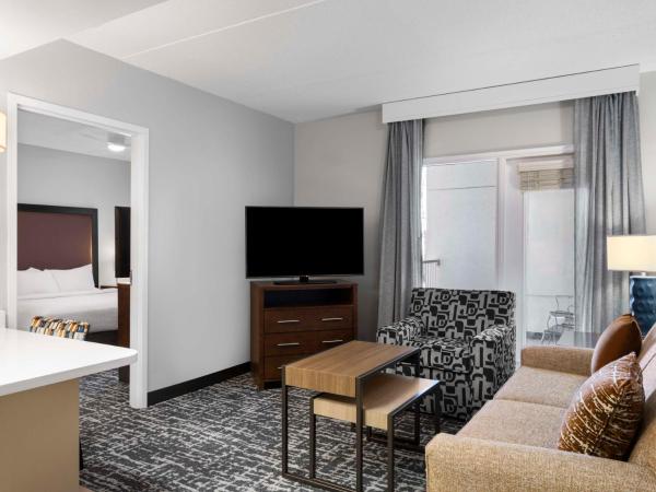 Homewood Suites Columbus - Airport : photo 3 de la chambre suite lit king-size avec balcon