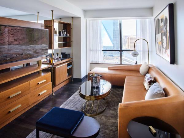 Thompson Dallas, by Hyatt : photo 2 de la chambre suite