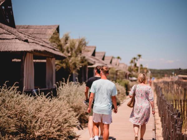 Kon Tiki : photo 8 de la chambre hutte tiki - bungalow (4 adultes + 2 enfants) - vue sur mer