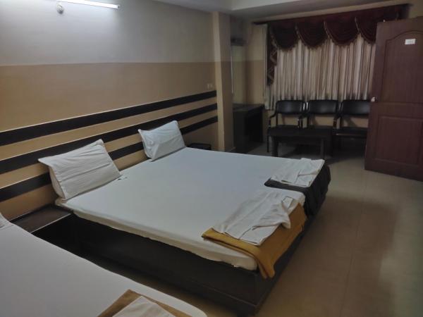 Suprahbat Hotel : photo 3 de la chambre chambre triple Économique