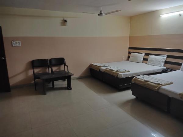 Suprahbat Hotel : photo 6 de la chambre chambre triple Économique