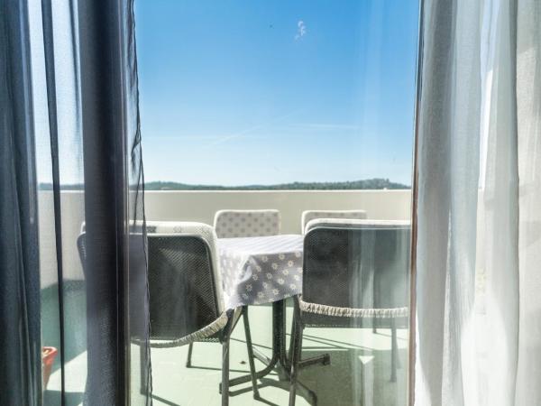 Pension More : photo 7 de la chambre chambre double avec terrasse - vue sur mer
