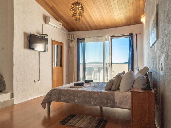Pension More : photo 1 de la chambre chambre double avec terrasse - vue sur mer