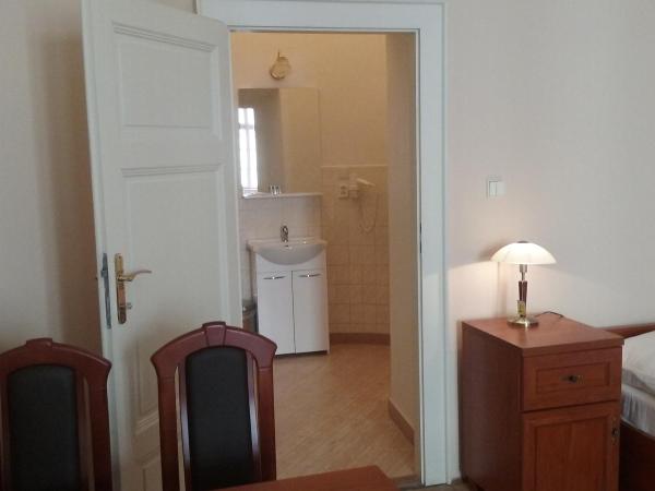 Pension Karlova : photo 9 de la chambre chambre quadruple avec salle de bains privative