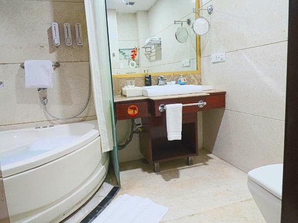 SkyCity Hotel Gurgaon : photo 5 de la chambre executive room with jacuzzi tub with 15 min head or foot massage ,2hrs conference meeting room , free night club !(subject to availability)