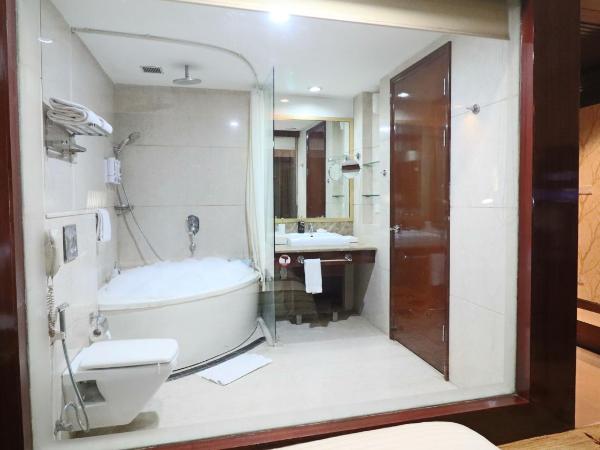 SkyCity Hotel Gurgaon : photo 6 de la chambre executive room with jacuzzi tub with 15 min head or foot massage ,2hrs conference meeting room , free night club !(subject to availability)